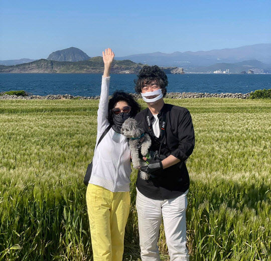 의학박사 출신 방송인으로 잘 알려진 (오른쪽부터) 홍혜걸·여에스더 부부가 지난 4월 여에스더의 유튜브 방송차 제주 서귀포시 가파도를 방문했다는 근황을 전한 모습.[사진=홍혜걸 페이스북]